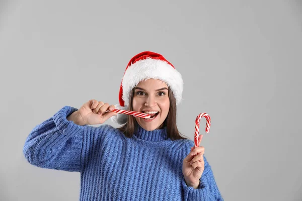 Noel Baba Şapkalı Mavi Kazaklı Güzel Kadın Gri Arka Planda — Stok fotoğraf