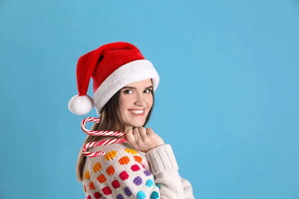 Mujer Bonita Sombrero Santa Suéter Festivo Con Bastones Caramelo Sobre —  Fotos de Stock