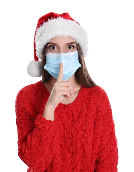 Vacker Kvinna Santa Hatt Och Medicinsk Mask Visar Tystnad Gest — Stockfoto