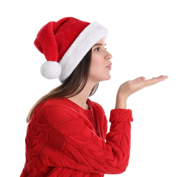 Hübsche Frau Mit Weihnachtsmütze Und Rotem Pullover Weht Kuss Auf — Stockfoto