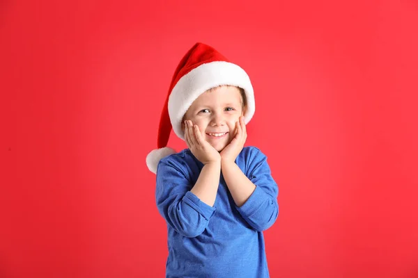Милий Хлопчик Капелюхом Санта Клауса Червоному Фоні — стокове фото
