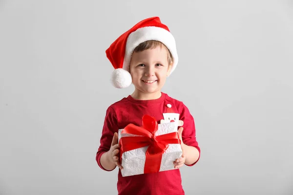 Милий Хлопчик Капелюсі Санта Клауса Подарунковою Коробкою Світлому Сірому Фоні — стокове фото