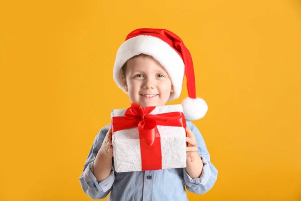 Милий Хлопчик Капелюсі Санта Клауса Тримає Скриньку Подарунками Жовтому Тлі — стокове фото