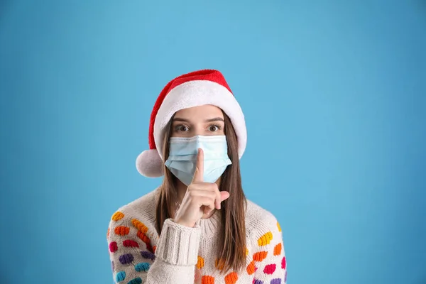 Vacker Kvinna Santa Hatt Och Medicinsk Mask Visar Tystnad Gest — Stockfoto