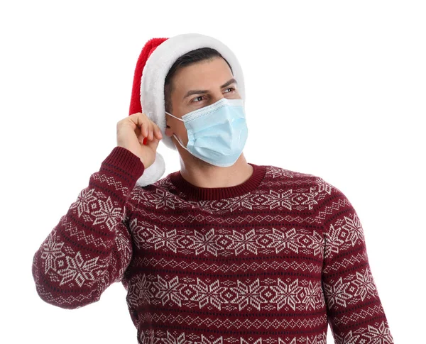 Homme Portant Chapeau Père Noël Masque Médical Sur Fond Blanc — Photo