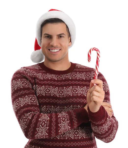 サンタ ハットのハンサムな男が白い背景にキャンディー杖を持っている — ストック写真