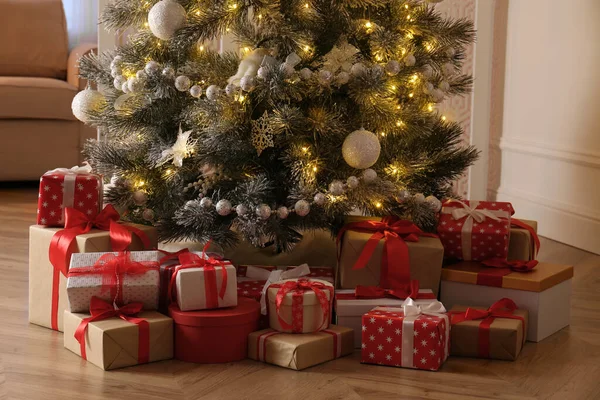 Pile Boîtes Cadeaux Près Bel Arbre Noël Intérieur — Photo