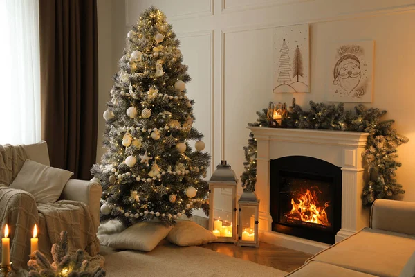 Kamin Schönen Wohnzimmer Für Weihnachten Dekoriert — Stockfoto