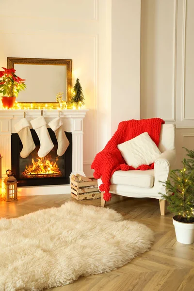 Kamin Schönen Wohnzimmer Für Weihnachten Dekoriert — Stockfoto