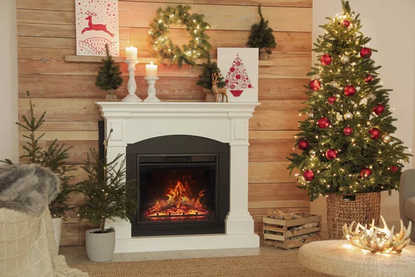 Kamin Schönen Wohnzimmer Für Weihnachten Dekoriert — Stockfoto