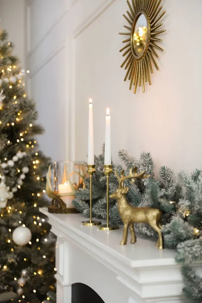 Velas Ardientes Repisa Chimenea Habitación Decorada Celebración Navidad —  Fotos de Stock
