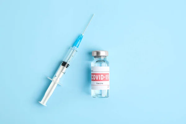 Vial Coronavirus Vaccine Syringe Light Blue Background Flat Lay — Stock Photo, Image