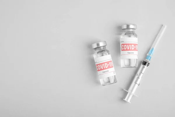 Vials Coronavirus Vaccine Syringe Light Background Flat Lay Space Text — Stock Photo, Image