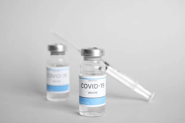 Viales Con Vacuna Contra Coronavirus Jeringa Sobre Fondo Claro —  Fotos de Stock
