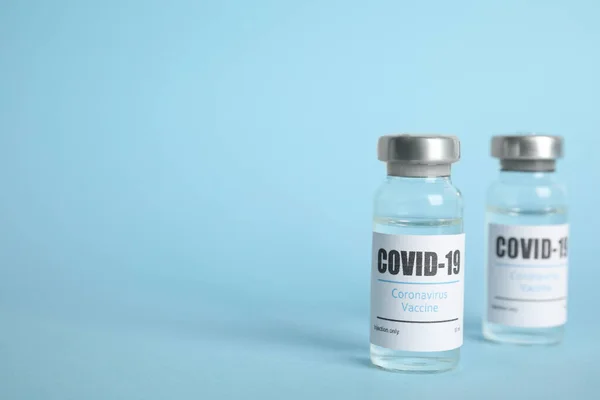 Viales Con Vacuna Contra Coronavirus Sobre Fondo Azul Claro Espacio —  Fotos de Stock