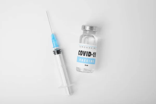 Vial Coronavirus Vaccine Syringe White Background Flat Lay — Stock Photo, Image