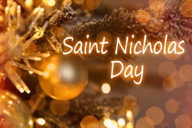 Aziz Nicholas Günü. Noel balosu köknar ağacının dalında asılı duruyor, bokeh etkisi