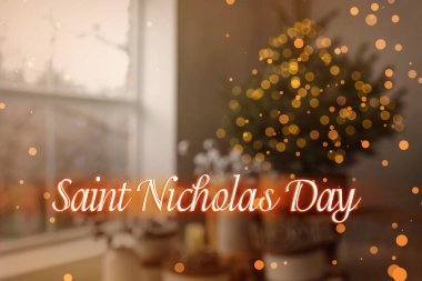 Aziz Nicholas Günü. Odadaki Noel ağacının bulanık görüntüsü