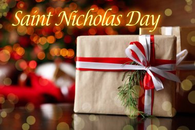 Aziz Nicholas Günü. Aziz Nicholas Günü. Masadaki güzel hediye kutusu.