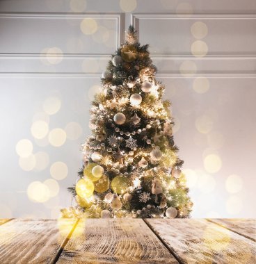 Boş ahşap yüzey ve arka planda bulanık Noel ağacı, bokeh etkisi. Tasarım için boşluk