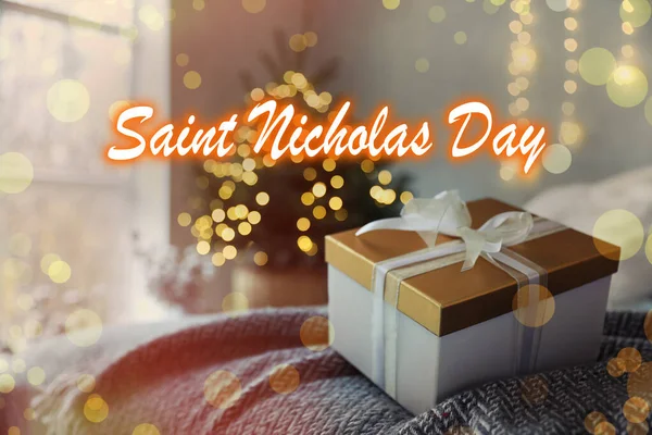 Día San Nicolás Hermosa Caja Regalo Cama Habitación — Foto de Stock
