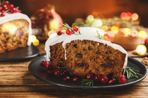 Традиционный Классический Рождественский Торт Украшенный Клюквой Семенами Граната Розмарином Деревянном — стоковое фото