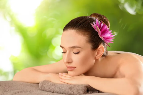 Beautiful Young Woman Relaxing Soft Towel Spa Treatment — Stock Photo, Image