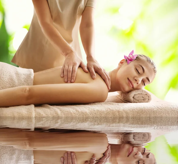 Vacker Ung Kvinna Njuter Massage Spabehandling — Stockfoto