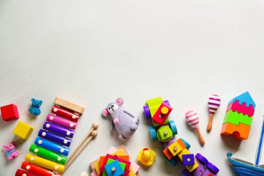 Aydınlık arka planda farklı oyuncaklar, düz yatış. Metin için boşluk
