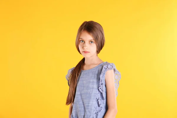 Retrato Menina Bonito Fundo Amarelo — Fotografia de Stock