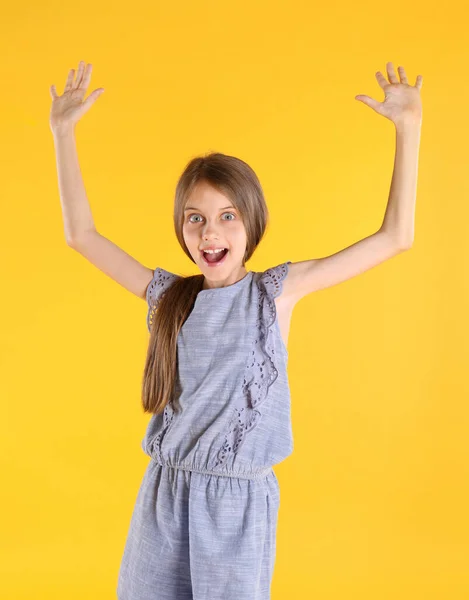 Retrato Menina Emocional Fundo Amarelo — Fotografia de Stock