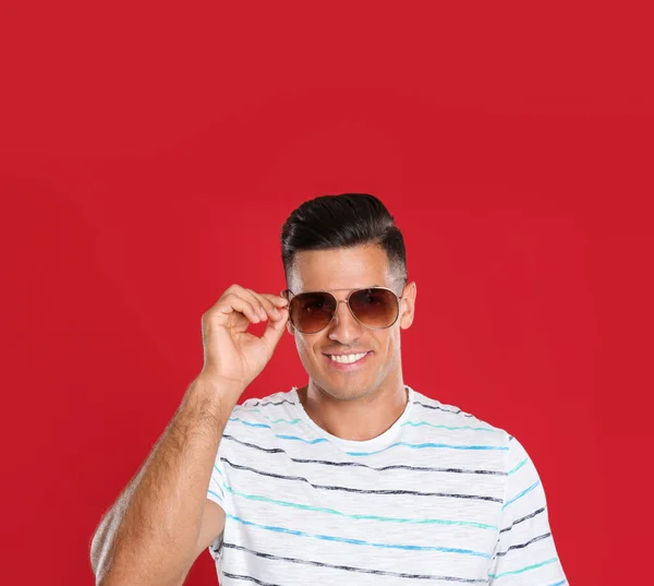 Hombre Guapo Con Gafas Sol Sobre Fondo Rojo — Foto de Stock