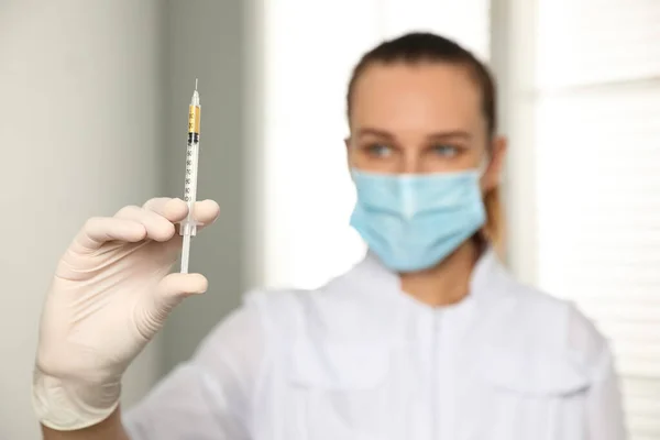 Médico Con Jeringa Hospital Concéntrate Mano Día Vacunación — Foto de Stock