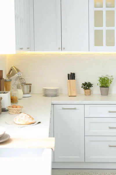 Interior Cozinha Moderna Com Mobiliário Branco Elegante — Fotografia de Stock