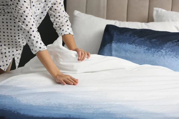 Kadın Evinde Yatağını Yapıyor Elleri Kapalı — Stok fotoğraf