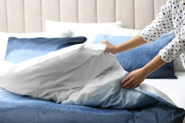 Γυναίκα Κάνει Κρεβάτι Στο Σπίτι Closeup Των Χεριών — Φωτογραφία Αρχείου
