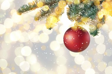 Bulanık ışıklara karşı Noel ağacında asılı güzel bir takı, yazı için yeri olan yakın çekim manzarası. Bokeh etkisi