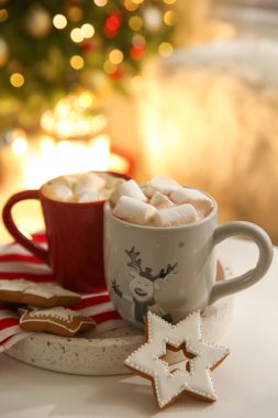 İçerideki beyaz masada bir fincan sıcak içecek.