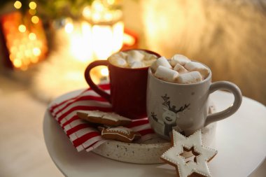 İçerideki beyaz masada bir fincan sıcak içecek.