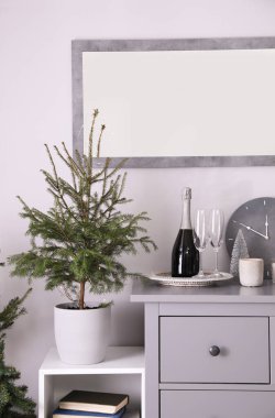 Noel ağacı ve dekorasyon iç çekmecelerde. İç tasarım