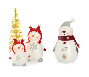 Beyaz arkaplanda komik seramik kardan adam seti