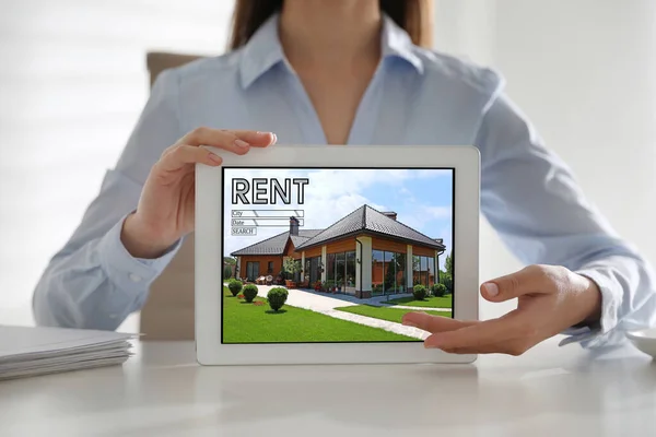 Vrouw Met Verhuur Woning Website Tablet Computer Close — Stockfoto