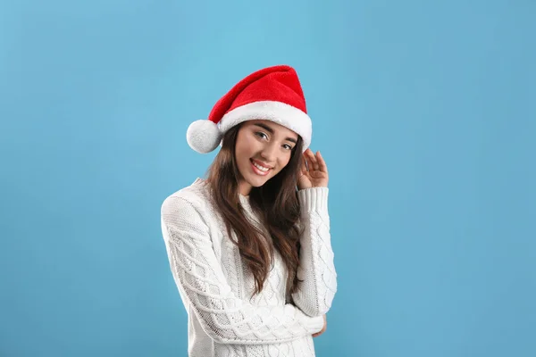 Красивая Женщина Шляпе Санта Клауса Голубом Фоне — стоковое фото