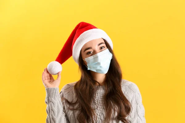 Vacker Kvinna Bär Santa Claus Hatt Och Medicinsk Mask Gul — Stockfoto