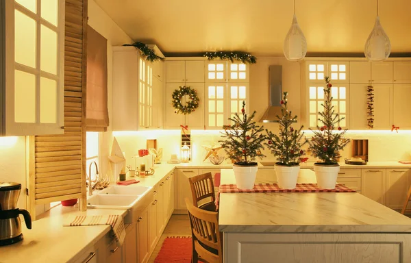 Pequeños Árboles Navidad Decoración Festiva Cocina — Foto de Stock