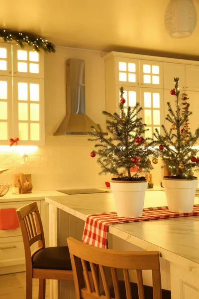 小さなクリスマスツリーとキッチンでお祝いの装飾 — ストック写真