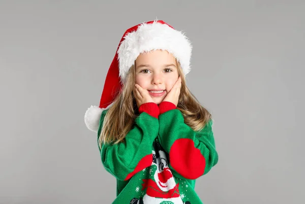 可爱的孩子戴着灰色背景的圣诞老人帽 圣诞节庆祝活动 — 图库照片