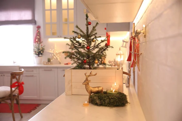 Pequeño Árbol Navidad Decorado Con Adornos Luces Festivas Cocina — Foto de Stock