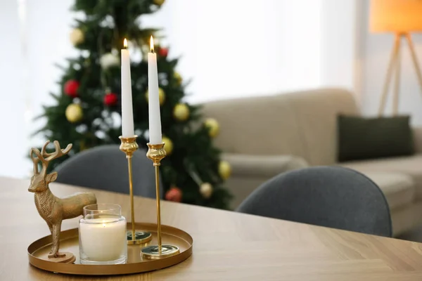Schöne Weihnachtskomposition Mit Brennenden Kerzen Auf Dem Tisch Drinnen — Stockfoto