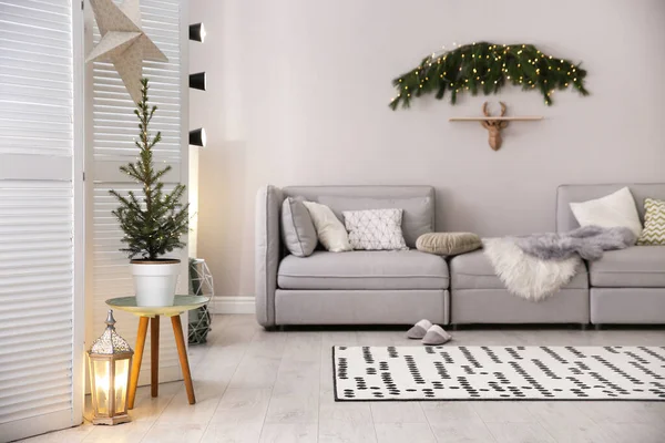 Stilvolles Wohnzimmer Mit Weihnachtsdekoration Innenarchitektur — Stockfoto